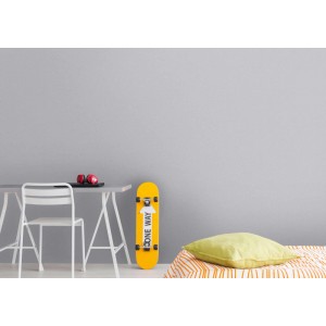 Livingwalls Vliestapete Uni Hellgrau an Wand im Jugendzimmer mit Schreibtisch, Stuhl und Skateboard.