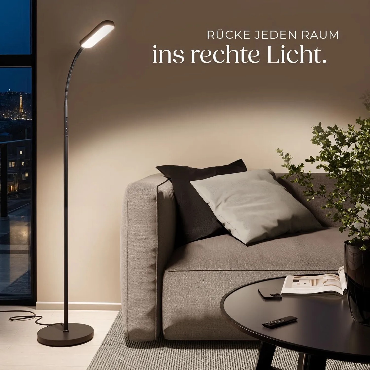 Schwarze Tectake LED Stehlampe Prisma mit Schwanenhals und 5 Lichtmodi im Wohnzimmer.