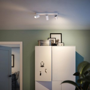 Weißer Philips Kosipo 3-Flammen LED-Spot an Decke, beleuchtet modernen Raum mit Schrank. Drehbar, gezieltes Licht.