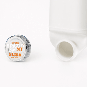 Weißer Lira SPA Raumsparsiphon Extra Slim mit Chrom-Reinigungsöffnung für Waschtische 32/40 mm. Platzsparendes Design.