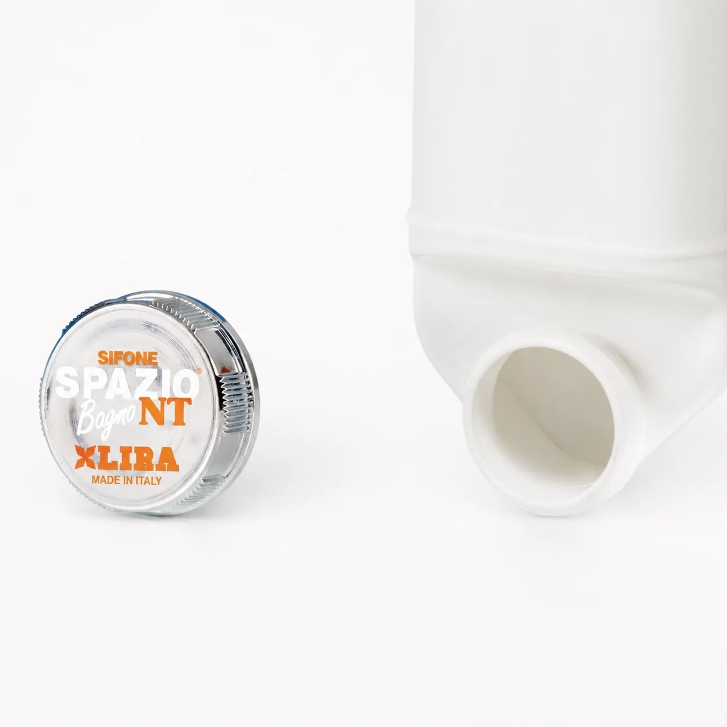 Weißer Lira SPA Raumsparsiphon Extra Slim mit Chrom-Reinigungsöffnung für Waschtische 32/40 mm. Platzsparendes Design.