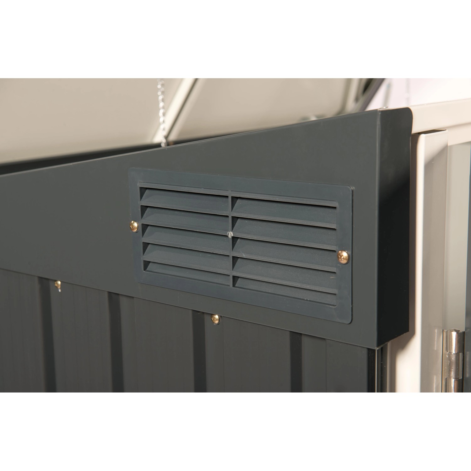 Detailaufnahme: Anthrazitfarbene Duramax Mülltonnenbox mit Lüftungsgitter.