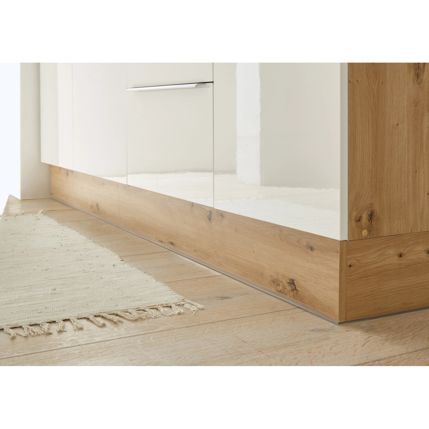 Detailaufnahme: Respekta Küchenzeile Marleen in Artisan-Eiche Grau Matt, Fokus auf Sockel und Boden.