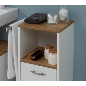 Pelipal Bad-Hochschrank Quickset 305 in Weiß/Eiche mit Handtüchern und Badutensilien.