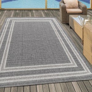 Grauer Ayyildiz Outdoor-Teppich Aruba (200x290 cm) mit Bordüre auf Terrasse.