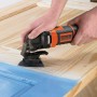 Black+Decker Multitool MT300KA mit Zubehör beim Schleifen eines Holzrahmens.