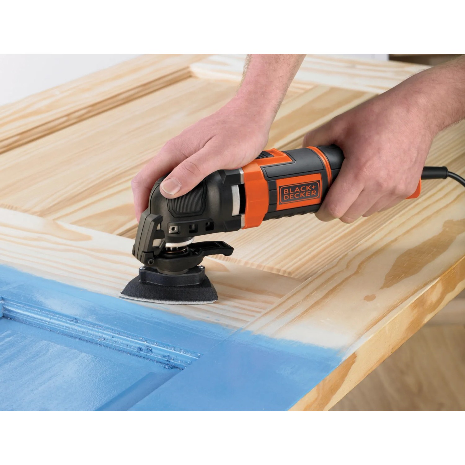 Black+Decker Multitool MT300KA mit Zubehör beim Schleifen eines Holzrahmens.