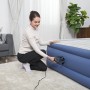 Frau pumpt Luftmatratze mit Bestway PowerTouch Elektropumpe auf.