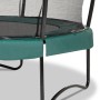 Detailaufnahme: Grünes EXIT Allure Premium Trampolin (Ø 305 cm) mit Sicherheitsnetz und gepolstertem Rand.