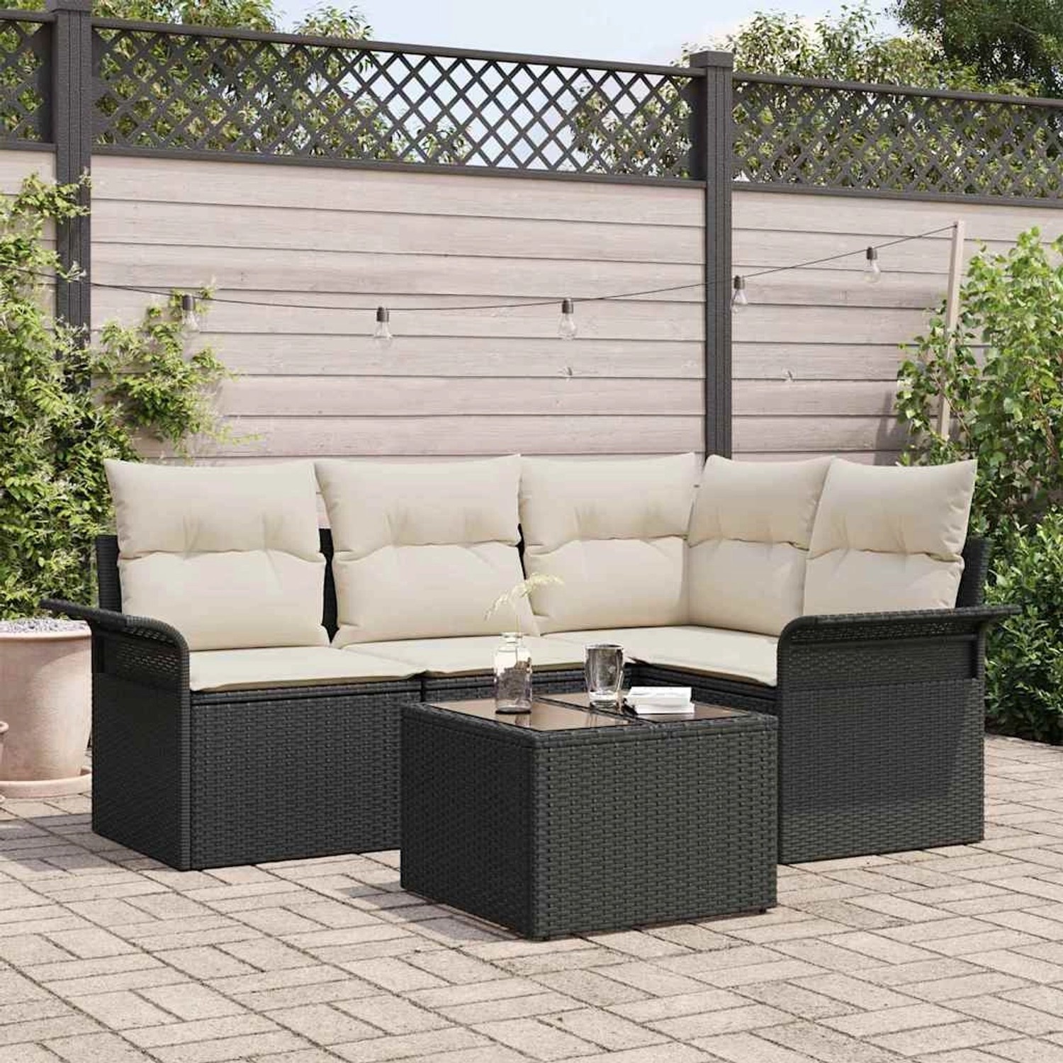 Schwarzes 5-tlg. vidaXL Garten-Sofa-Set aus Poly Rattan mit Kissen und Tisch.