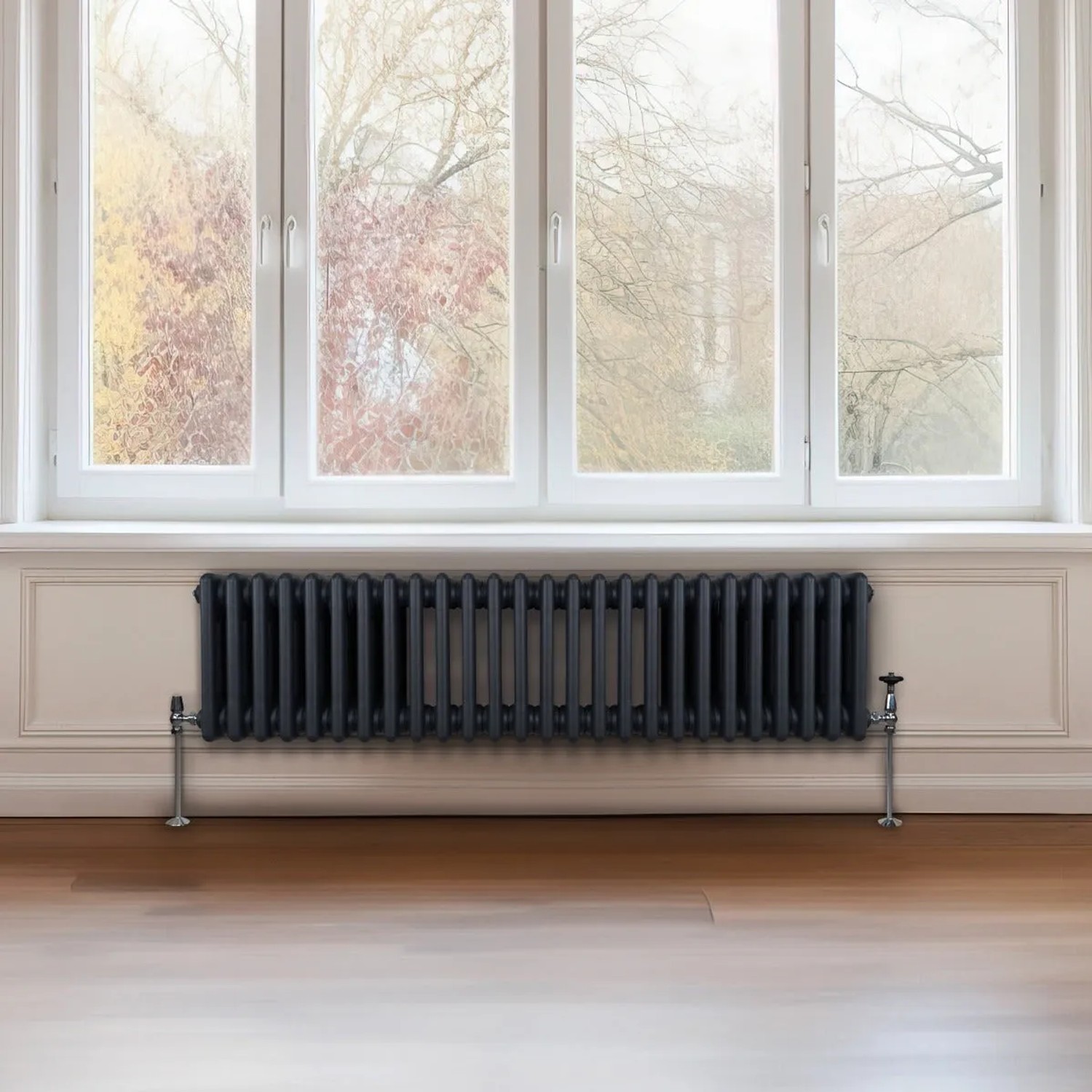 Anthrazitgrauer 3-Säulen Heizkörper (300x1192mm) vor Fenster im Raum.