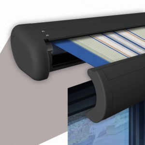 Elektrische Kassettenmarkise, anthrazitfarbene Vollkassettenmarkise mit blau-weiß gestreiftem Markisentuch.