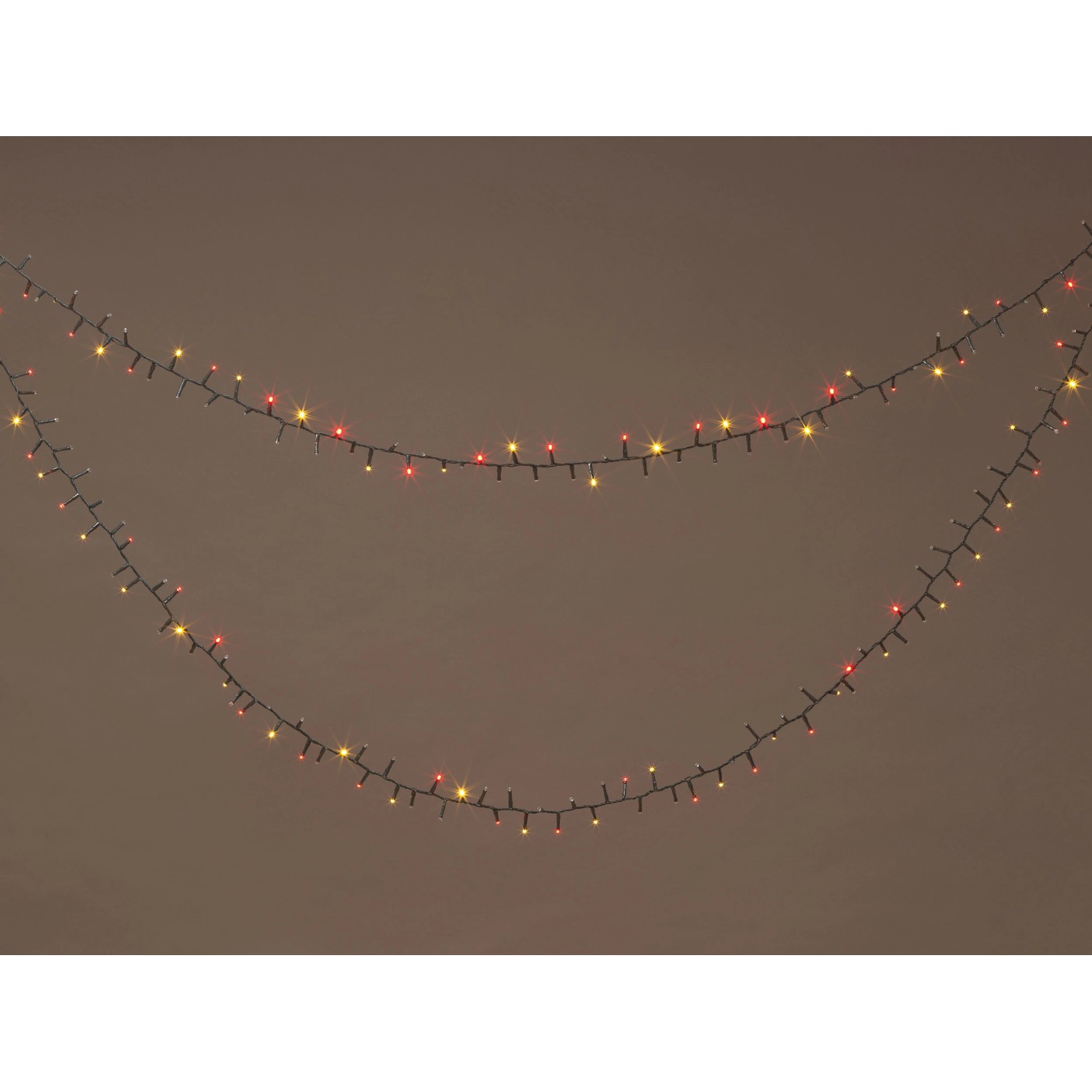 OBI Lichterkette mit 700 mehrfarbigen LEDs (rot/gelb) auf grünem Kabel, 17 m lang, für Außenbereiche.