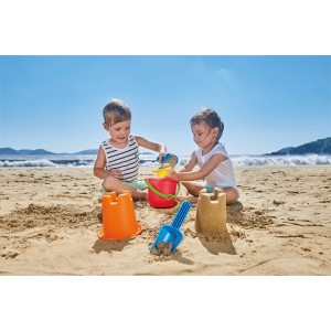 Hape Strandset, 5-teilig, mit Eimer, Schaufeln und Förmchen am Strand.