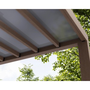 Palram Canopia Terrassenüberdachung Helsinki, brauner Holzrahmen mit opalen Polycarbonatplatten.