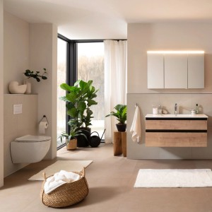 Modernes Bad mit Schöner Wohnen Hänge-WC Antus, spülrandlos in Weiß. Wand-WC mit Tiefspüler im stilvollen Badezimmer.