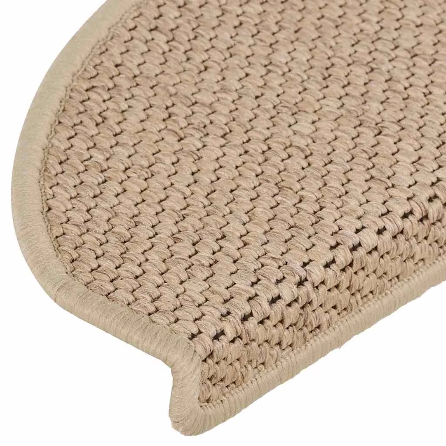 Sandfarbene Stufenmatte in Sisal-Optik, gewebte Struktur, abgerundete Kante. Selbstklebend für Treppen.