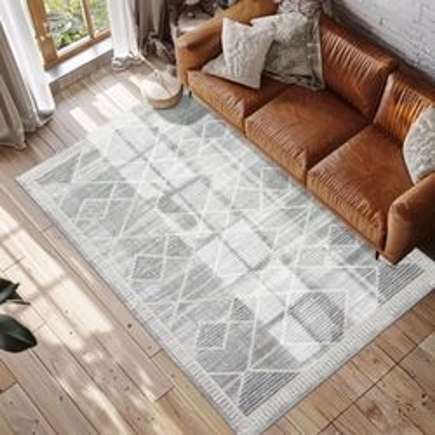 Grauer Hochflor Teppich Esso 200x290 cm mit geometrischem Muster im Wohnzimmer.