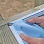 Detailaufnahme: Anbringen der Poolfolie am Gre Echtholzpool Lili Rund.