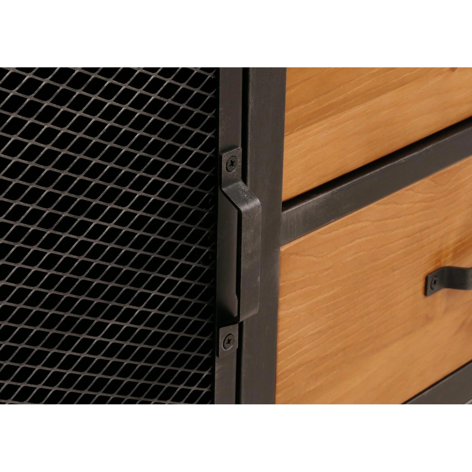 Detailansicht: Schwarzer Werkstattwagen mit Holzschubladen und Gittertür.