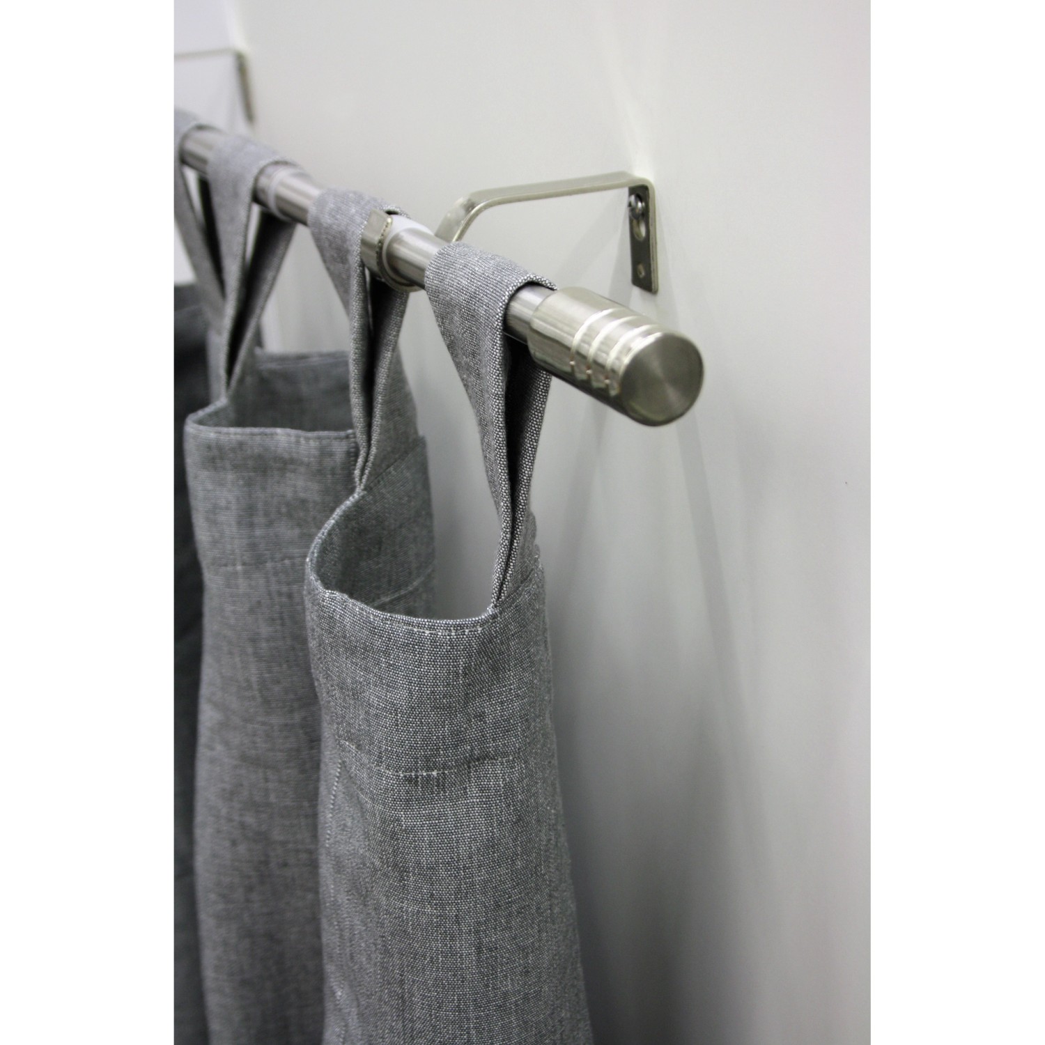 Gardinia Gardinenstangen-Set Zylinder, Edelstahl, 120-210 cm mit grauen Gardinen.