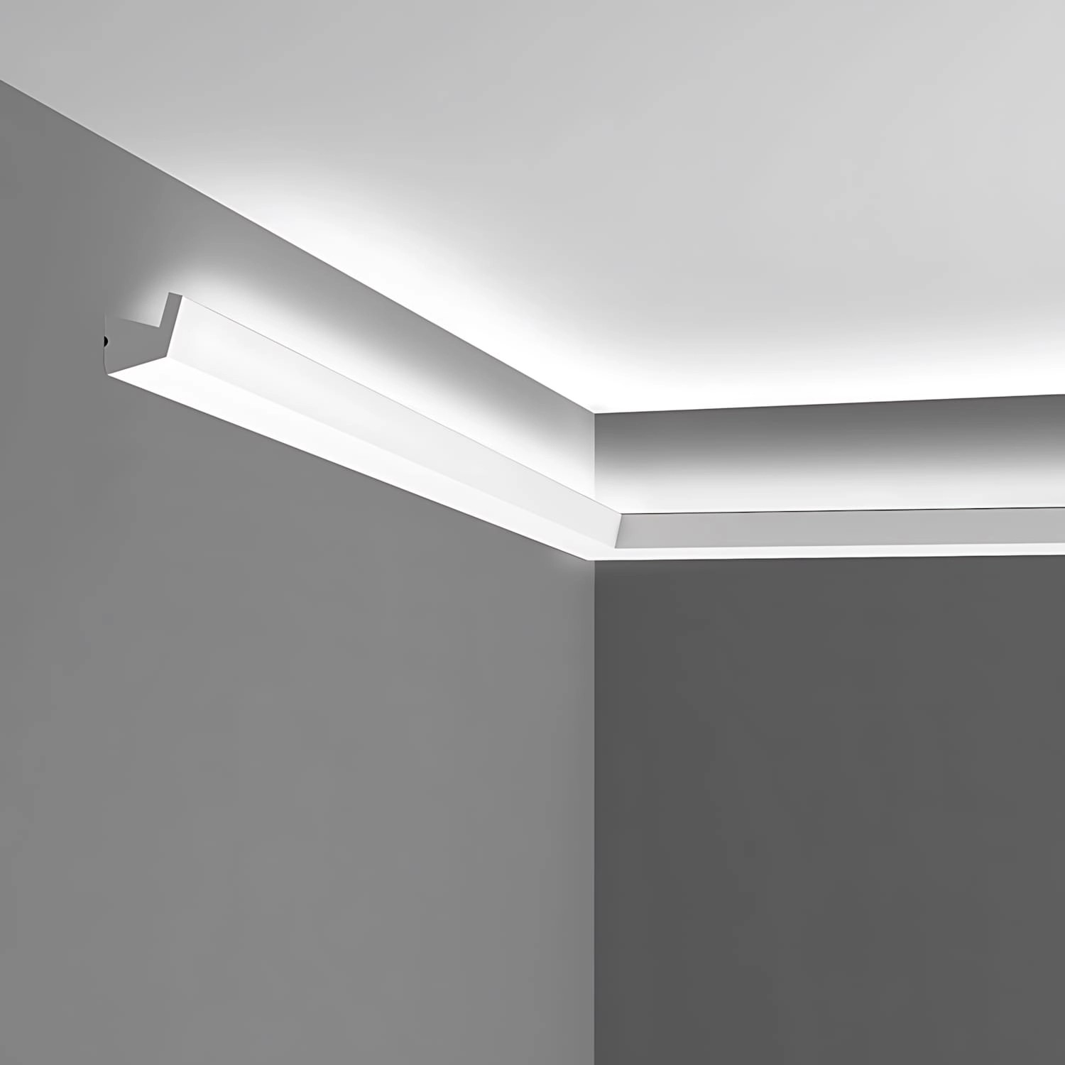 Weiße ORAC DECOR Eckleiste CX189 AXXENT für indirekte Beleuchtung im Raum.