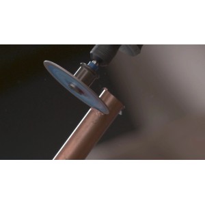 Dremel Premium Metall-Trennscheibe schneidet Kupferrohr. Präzises Trennen von Metall mit EZ SpeedClic Zubehör für Miniaturwerkzeuge.