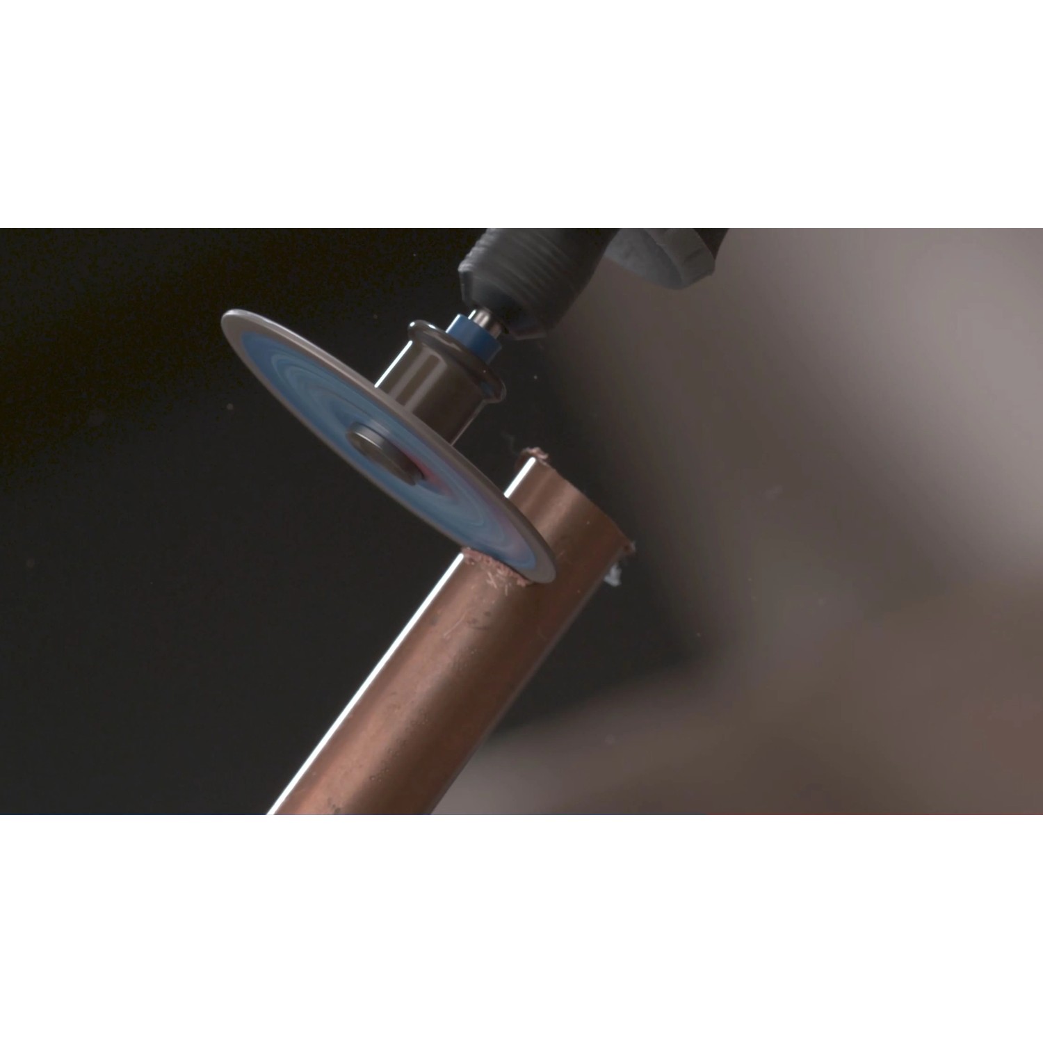 Dremel Premium Metall-Trennscheibe schneidet Kupferrohr. Präzises Trennen von Metall mit EZ SpeedClic Zubehör für Miniaturwerkzeuge.