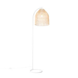 Weiße QAZQA Stehlampe mit Rattan-Schirm für Innen, Landhausstil.