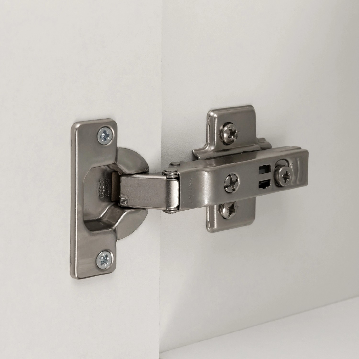 Detailaufnahme: Scharnier an Held Möbel Kühlschrankumbau Sorrento, Vorratsschrank.