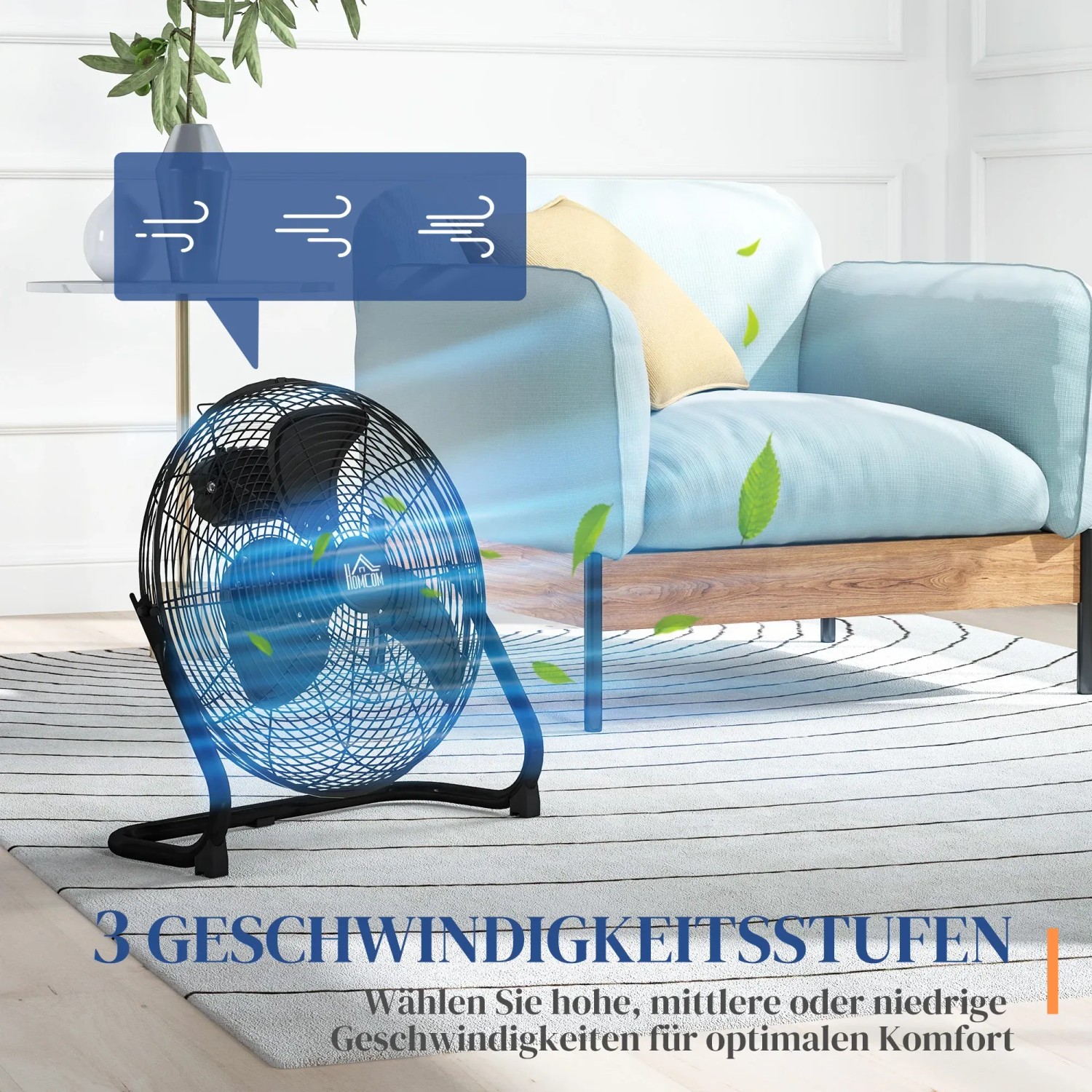 Schwarzer HOMCOM Tischventilator mit Metallgehäuse und drei Geschwindigkeitsstufen vor Sofa.