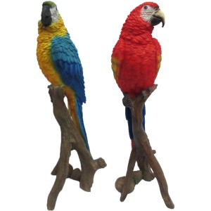 Zwei bunte Deko-Papageien (31 cm) aus Polyresin für die Gartendekoration.