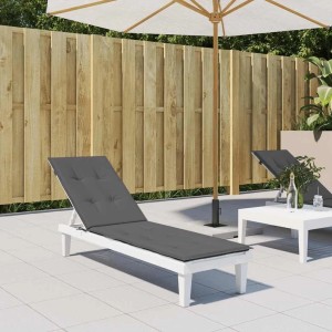 Anthrazitfarbene Liegestuhl-Auflage auf weißem Liegestuhl. Komfortables Sitzkissen für Garten und Terrasse.