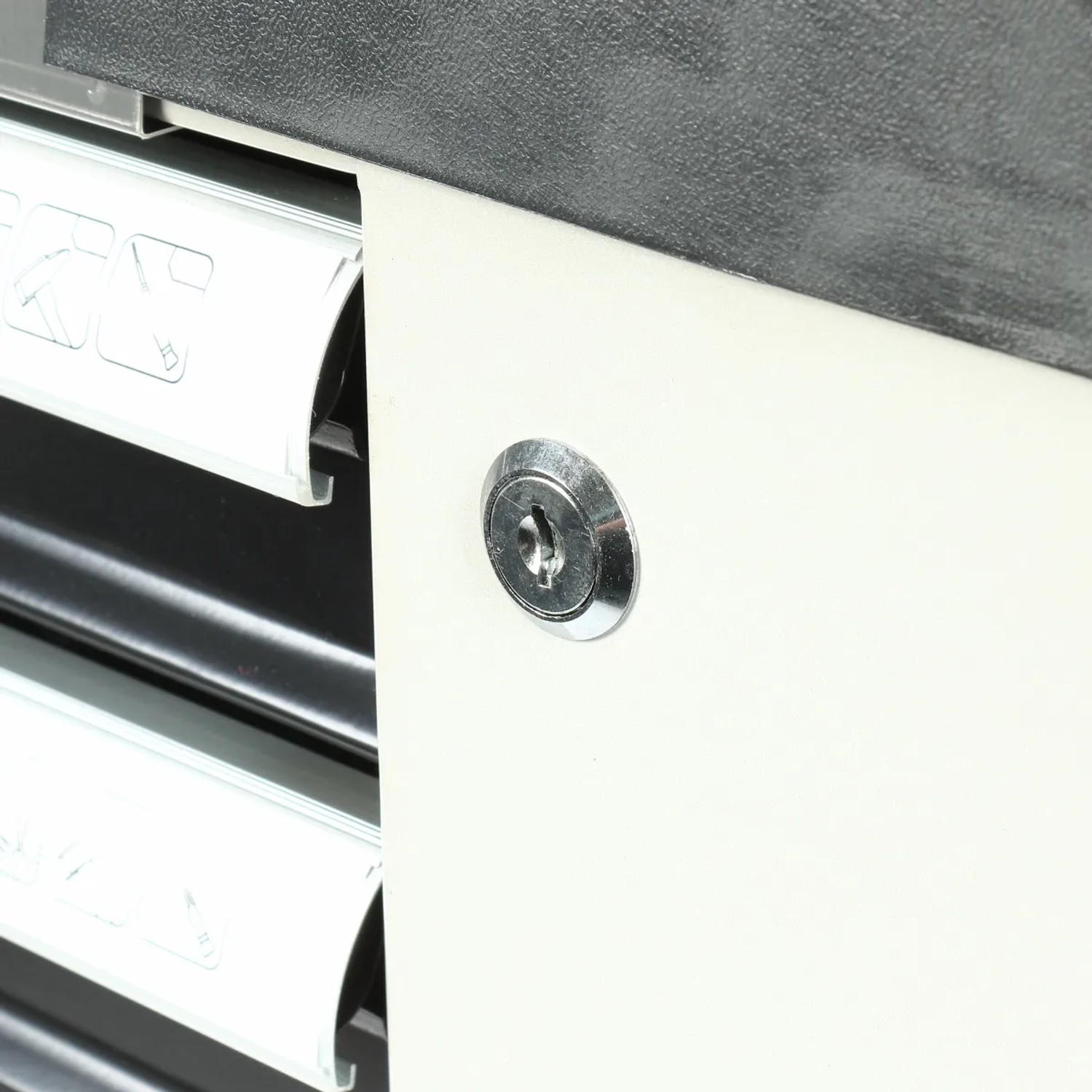 Detailaufnahme: Schloss an Schublade des Mephisto Werkzeugwagens.