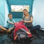 Pavillo Family Ground 4 Zelt: Mutter und Sohn packen Rucksack im Campingzelt.