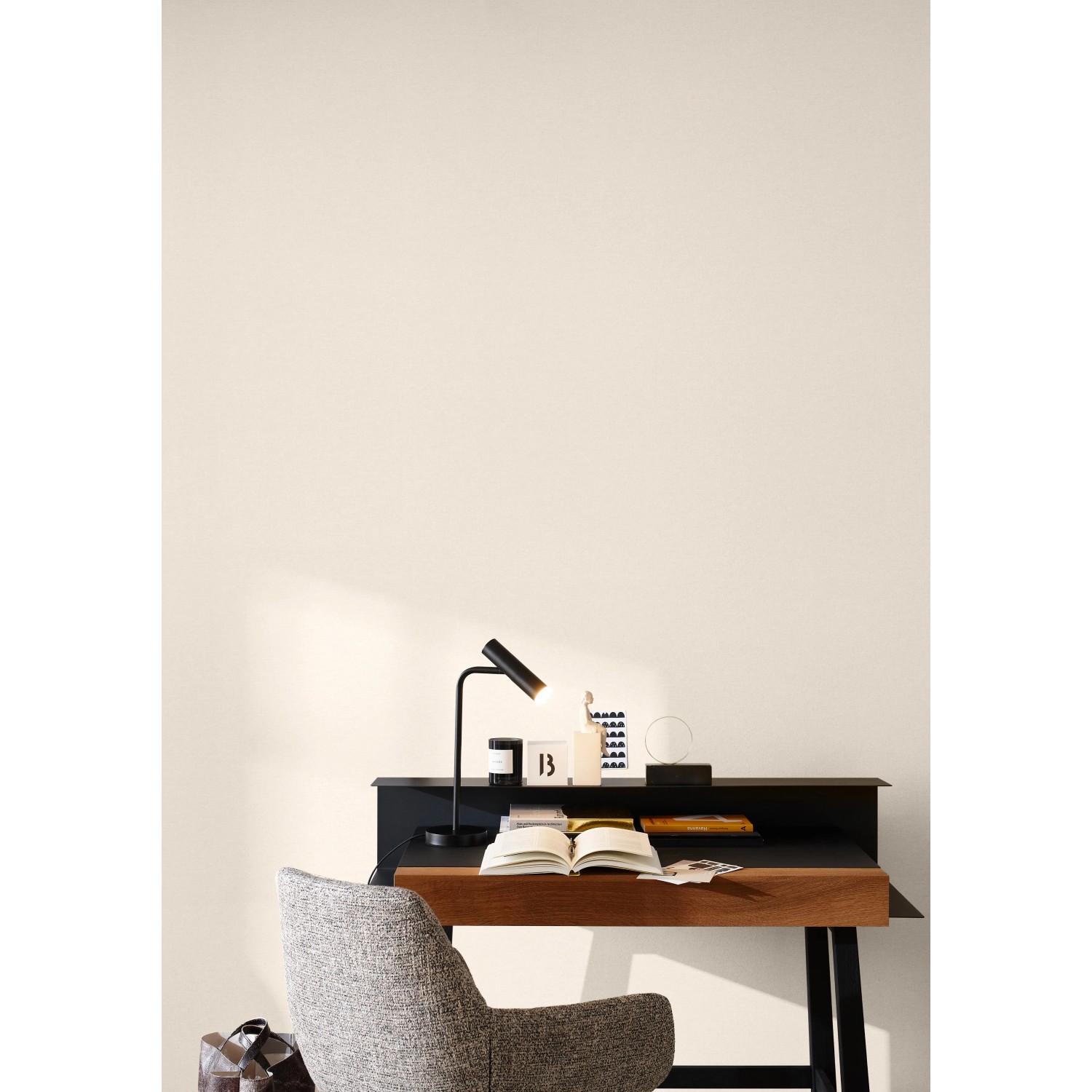 Schöner Wohnen Vliestapete Textiloptik in Wollbeige an Wand hinter Schreibtisch.
