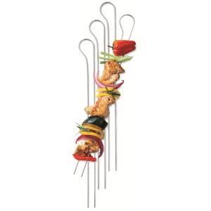 Weber Doppelspieße (8 Stück) aus Edelstahl, einer davon bestückt mit Grillgut.