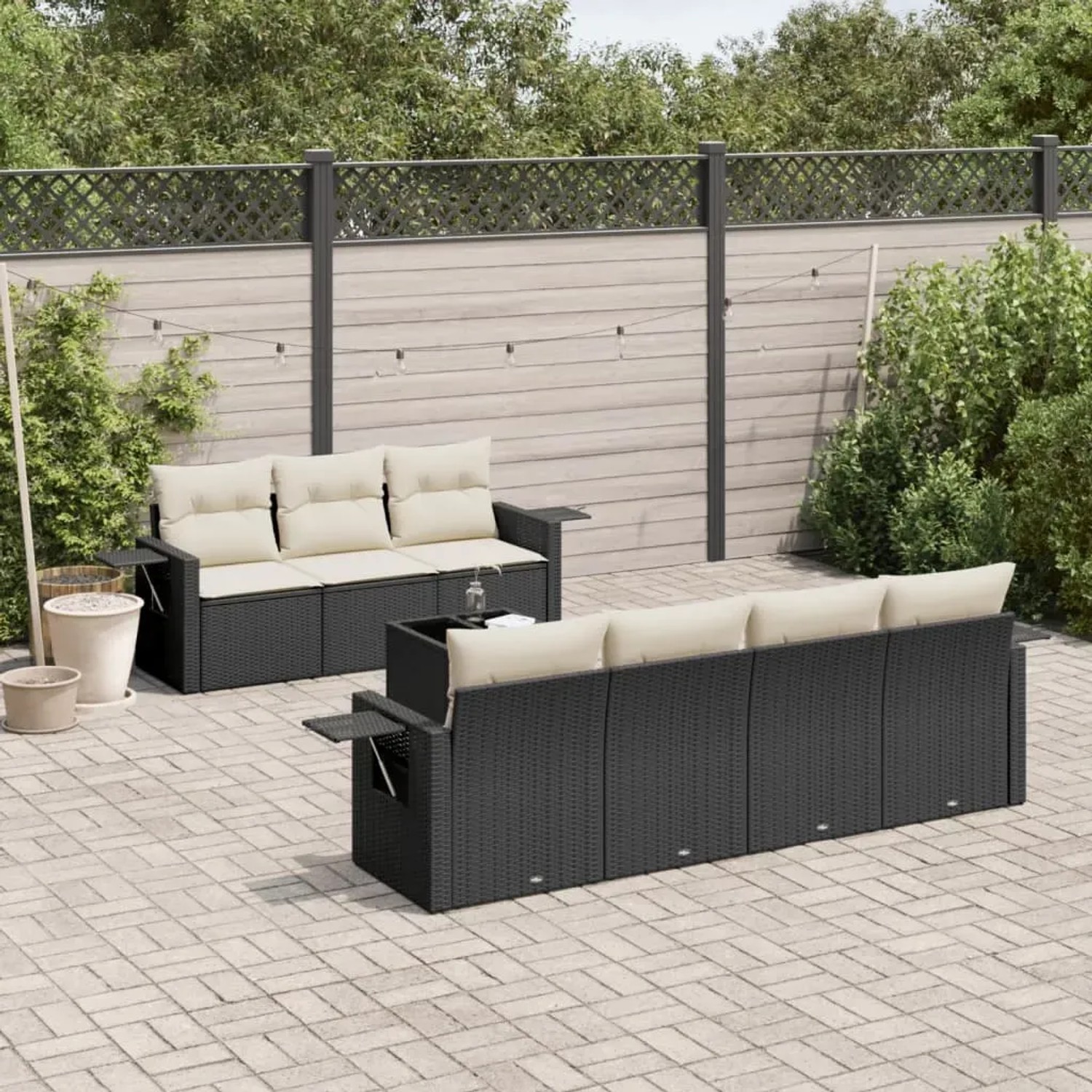 Schwarze 8-tlg. vidaXL Garten-Sofagarnitur aus Poly Rattan mit cremefarbenen Kissen.
