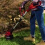 Einhell Akku-Rasentrimmer GE-CT 18/28 Li mit Akku im Einsatz beim Rasen trimmen.