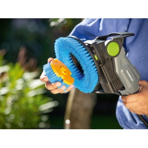 Akku-Reinigungsbürste Twin Brush mit Akku-Set, blaue Bürsten und Hand.