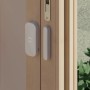 Yale Alarmanlage: Türsensor des Smart Alarm Starterkits an einer Holztür.