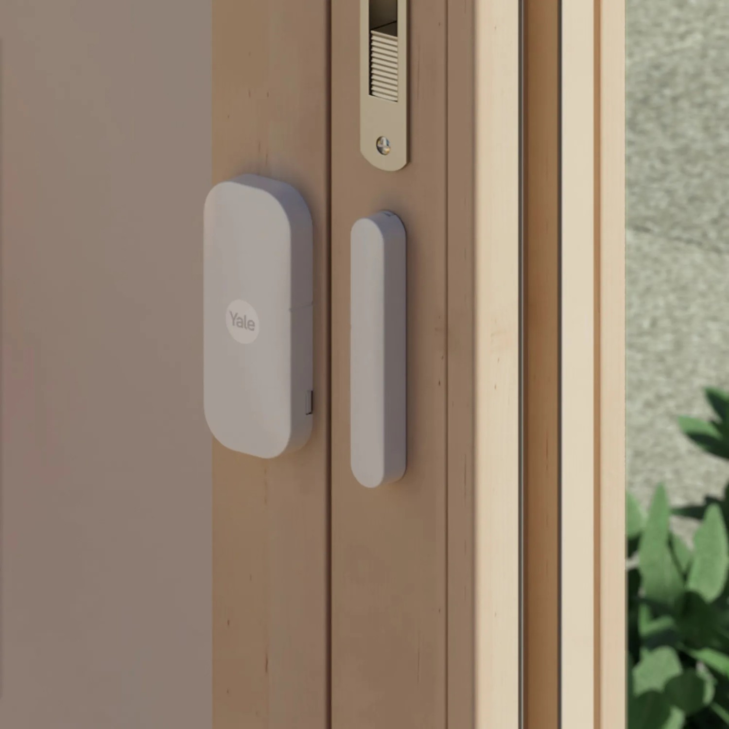 Yale Alarmanlage: Türsensor des Smart Alarm Starterkits an einer Holztür.