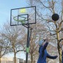 EXIT Galaxy Basketballkorb zur Bodenmontage in Grün/Schwarz mit spielenden Kindern.