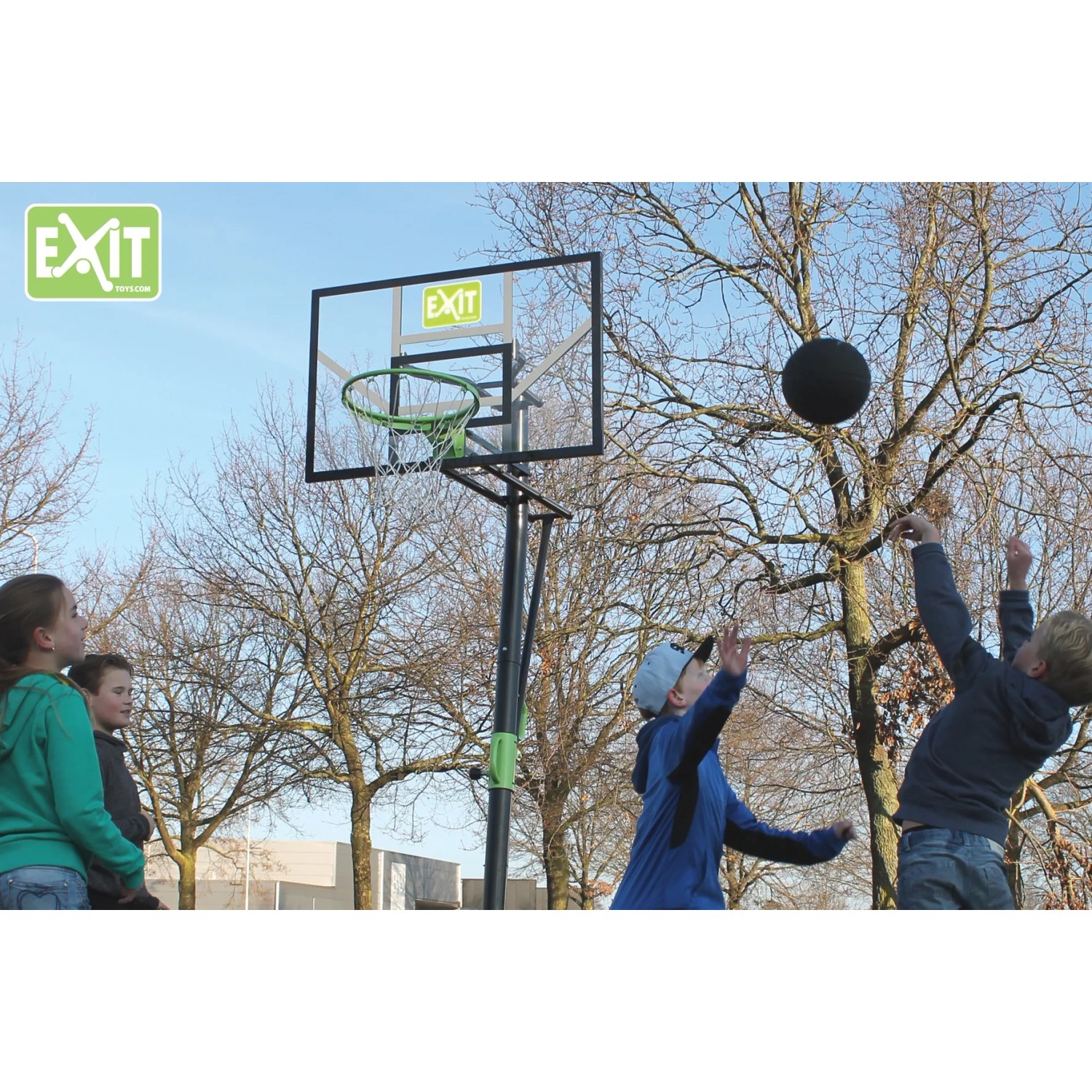 EXIT Galaxy Basketballkorb zur Bodenmontage in Grün/Schwarz mit spielenden Kindern.