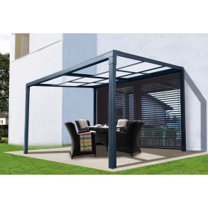 Floraworld Terrassenüberdachung Air 2, Aluminium Anthrazit, mit Sitzgruppe im Garten.