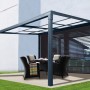 Floraworld Terrassenüberdachung Air 2, Aluminium Anthrazit, mit Sitzgruppe im Garten.