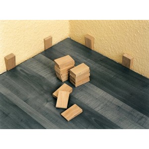 LUX Montagekeile aus Holz, eingesetzt am Boden und an der Wand.
