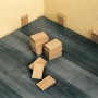 LUX Montagekeile aus Holz, eingesetzt am Boden und an der Wand.