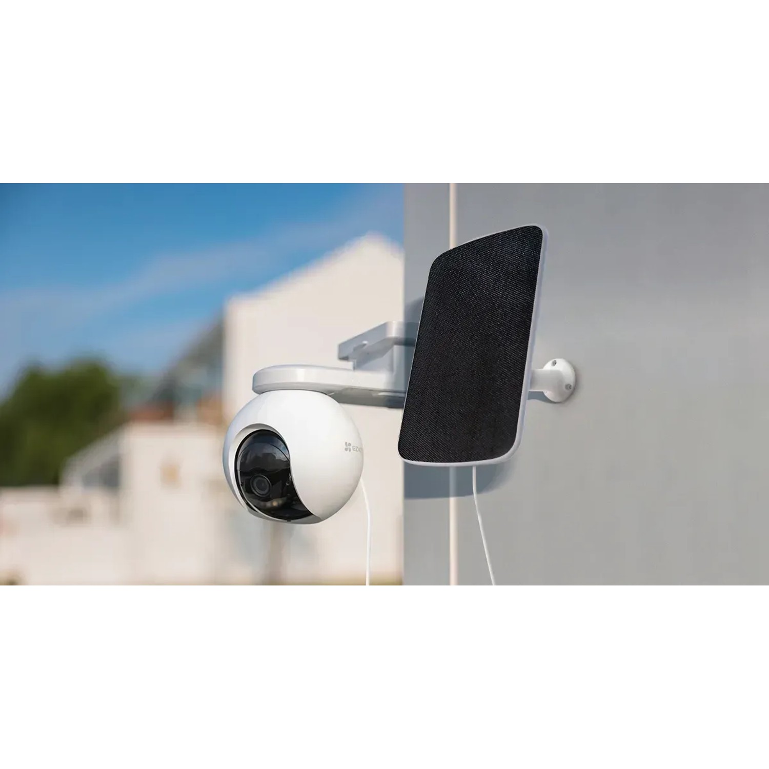 Ezviz HB8 360° Akku-Kamera mit Solarpanel zur Überwachung, montiert an einer Wand.