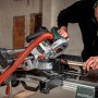 Metabo Kappsäge KGS 216 M Set beim Zuschnitt von Holz. Zug-, Kapp- und Gehrungssäge mit Zubehör.